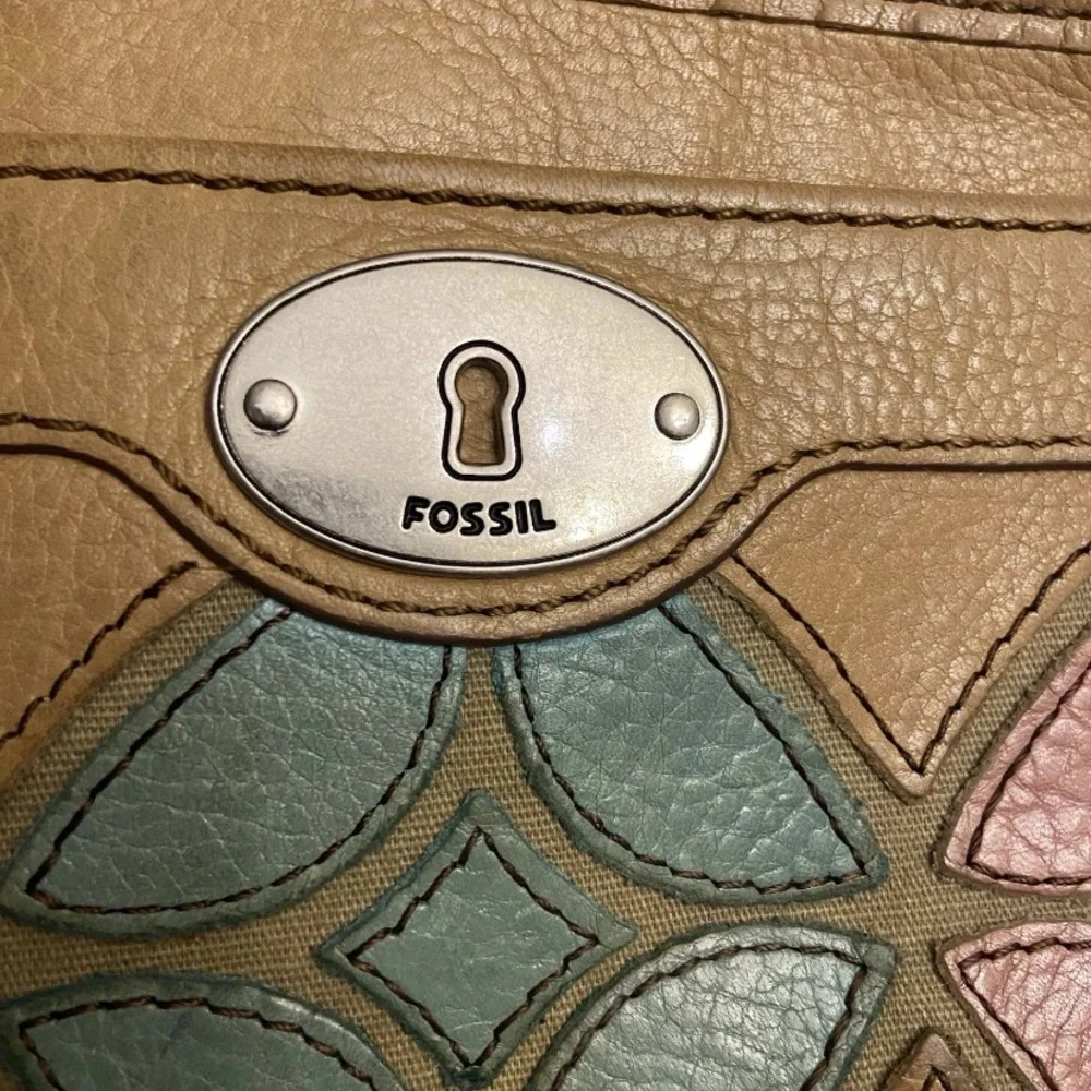 Fossil Women’s Leather Lined Flowers Logo Zip Around Wristlet Clutch SL4037. - Picture 5 of 11